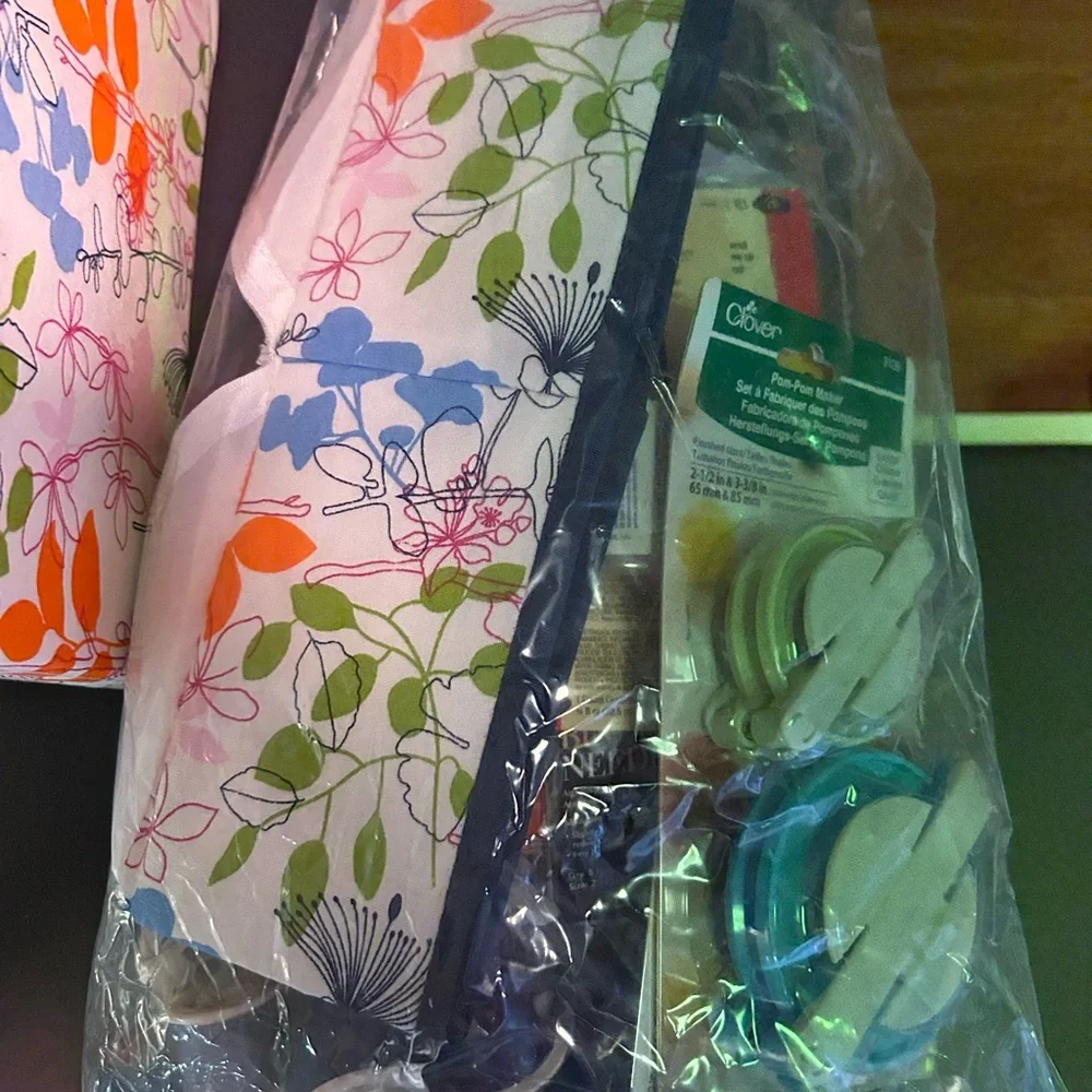 HUGE BUNDLE SEWING SUPPLIES PLUS POM POM MAKERS x2 NEW